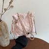 Rhombus chain shoulder messenger bag women's new sense fashion commuter tote bucket bag