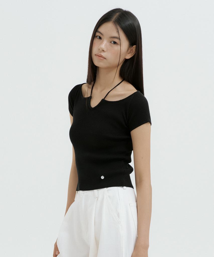 LUCIR ZU Strap Neck Ribbed Knit Top (Black)