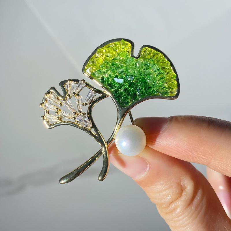 

Ювелирное изделие Tian She Брошь Лист гинкго с зеленым кристаллом и пресноводным жемчугом