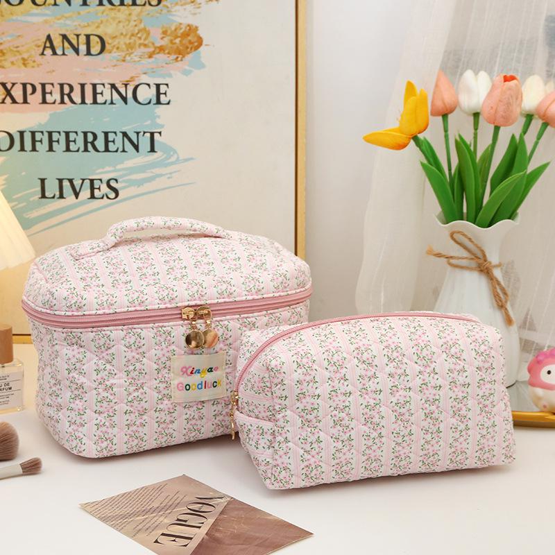 Large Capacity Quilted Floral Makeup Bag - Portable Cotton Toiletry Handbag with Cute Flower Design for Students