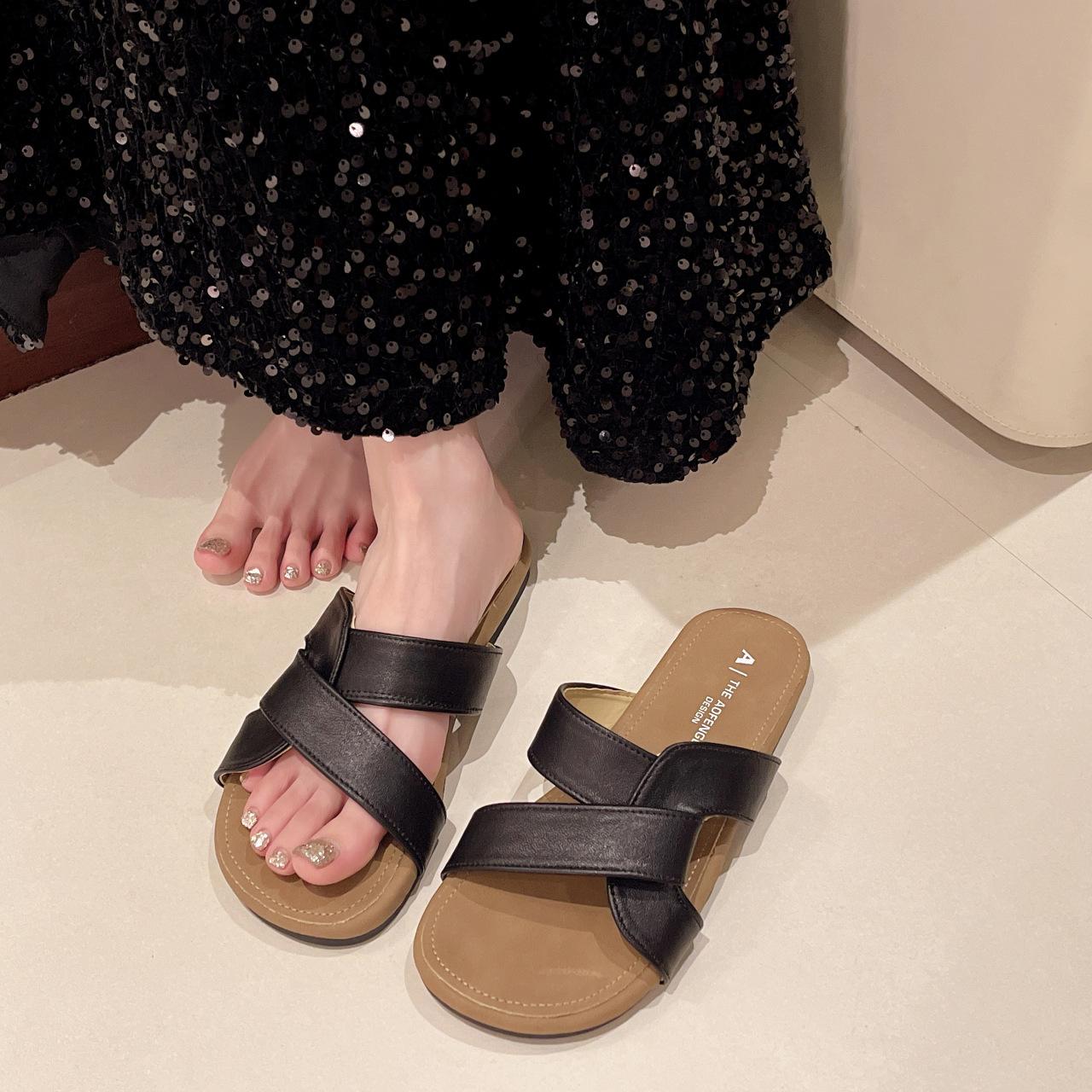 

Cross-strapped slippers women s summer wear 2025 new French retro style casual flat-bottomed beach non-slip sandals 40