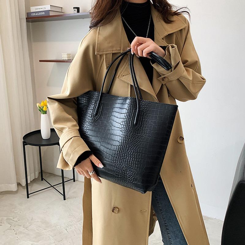 High-texture bag for women's autumn and winter new trendy tote bag for college students in class, large capacity under one shoulder and armpit.