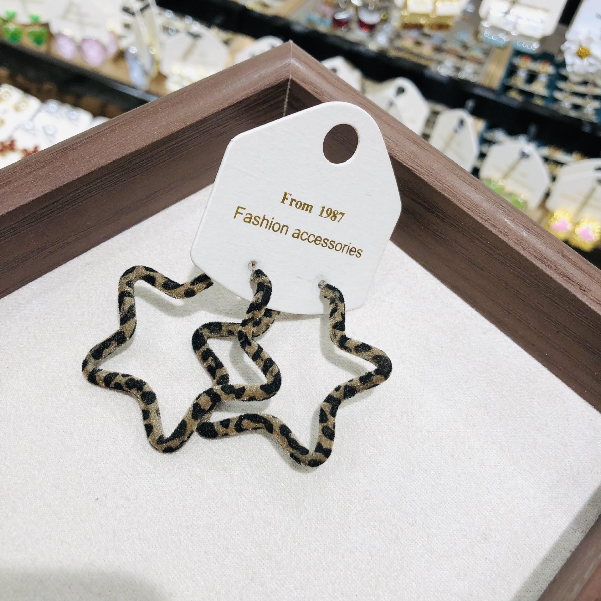 

Retro Velvet Leopard Print Earrings Exaggerated Loop Earrings for Women Temperament Autumn Winter Fashion Jewelry