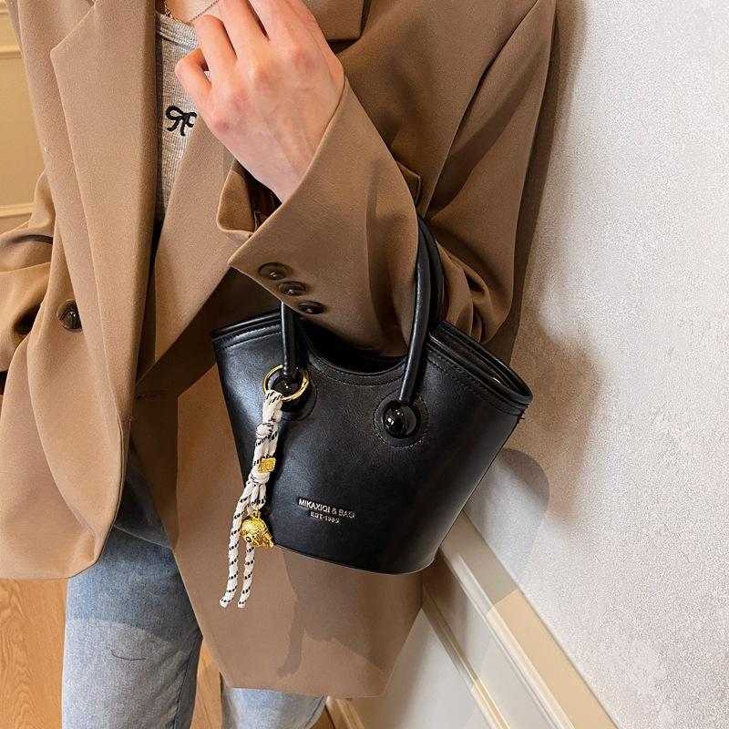 Korean niche bag women's 2025 new spring and summer versatile handbag popular single shoulder messenger bag bucket bag