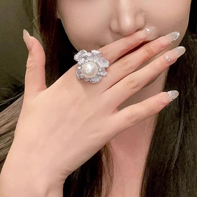 Huitan Ästhetischer Blumen Glänzender Zirkonia Fingerring Luxus Damen Party Schmuck mit Simulierter Perle Wunderschöne Zarte Accessoires