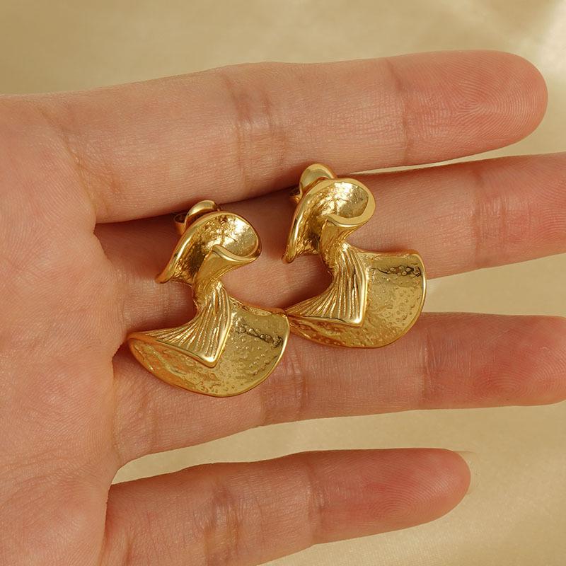 Elegant European Retro 18K Gold Fan-Shaped Ginkgo Leaf Earrings for Women