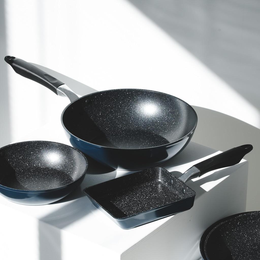 Pearl Metal 28cm Marble-Coated Non-Stick Frying Pan with Rim, Induction Compatible, Forged with Coin-Pressing, Navy Blue, AZ-5617