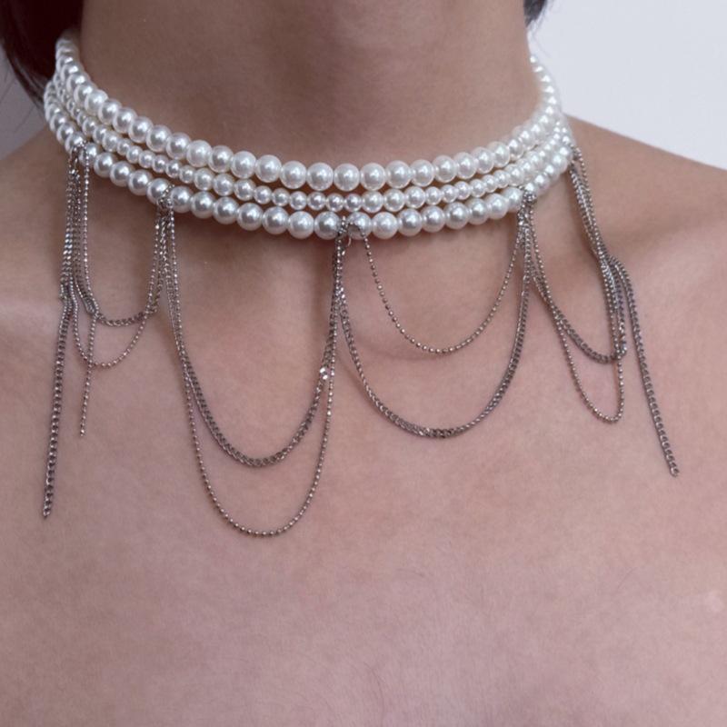 Elegante Perlenquaste Mehrschichtige Schlüsselbein-Kette: Dreilagige Europäische & Amerikanische Stil Perlen-Choker-Halskette für Damen