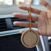 Nouveau Diffuseur Rond Premium en Bois Fait Main en Bois de Cire Blanche et Noyer Noir Élégant Accessoire d'Aroma pour Suspension de Voiture