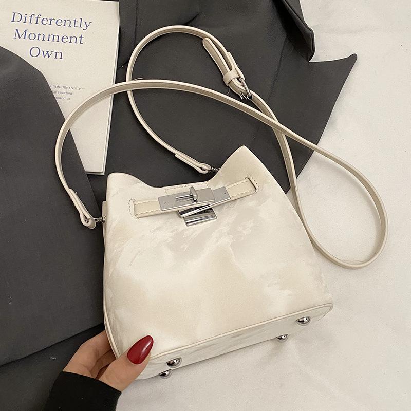 Spring and summer new Korean fashion high-end texture bucket bag niche design fashionable commuter versatile messenger women's bag