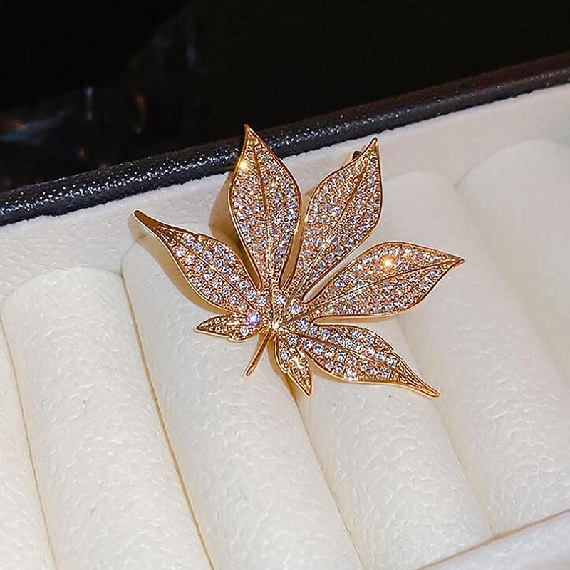 Flash Diamond Plant Maple Leaf Brooch Small Temperament Light Luxury Chest Simple Fashion Atmosphere Sense Of Accessories