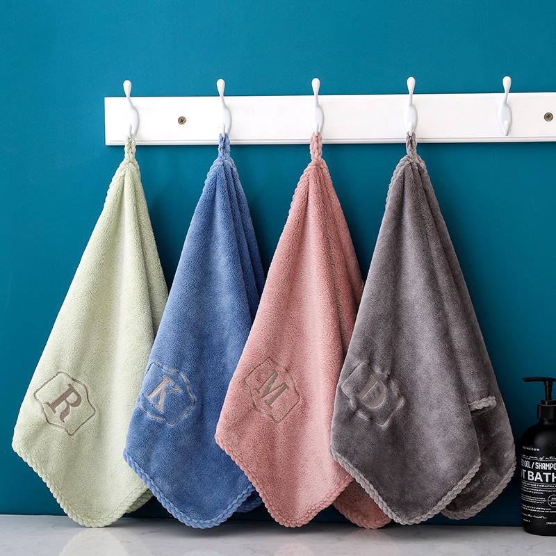 Fortykket korallfløyelshåndkle absorberer vann og er mykt for vask av ansiktet. Husholdningsklut Brodert klut Ansiktsklut