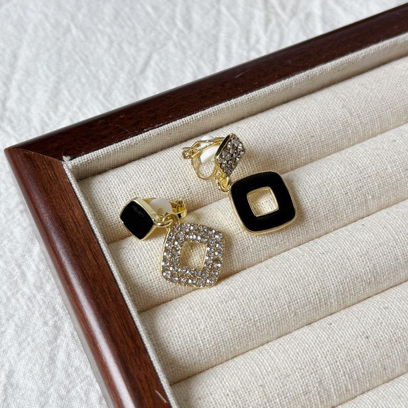 Camellia Temperament No Ear Pierced Ear Clips Pearl Flower Checkerboard Diamond Triangular Ear Clips Niche Earrings Women