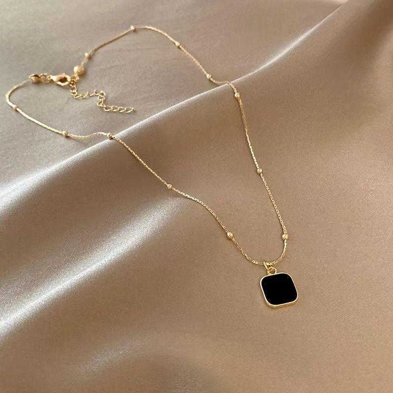 Doppellagige Schmetterlings-Schlüsselbeinkette: Eleganter Damen-Choker mit trendigem Nischen-Anhängerdesign  für 2024.