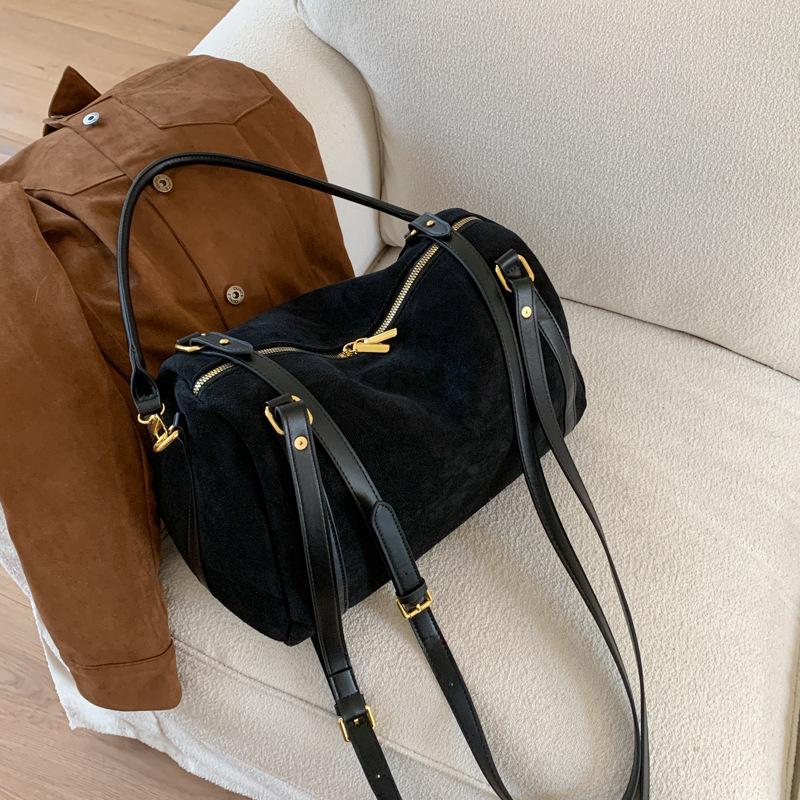 Premium texture bag women's 2025 autumn and winter fashion shoulder messenger bag large capacity niche design portable pillow bag