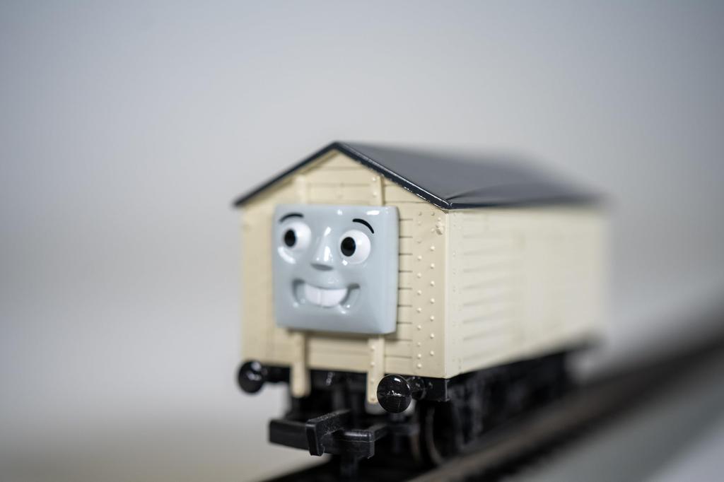 Bachmann HO Gauge Thomas the Tank Engine Naughty Covered Freight Car 28-77015 Model Train Freight Car
