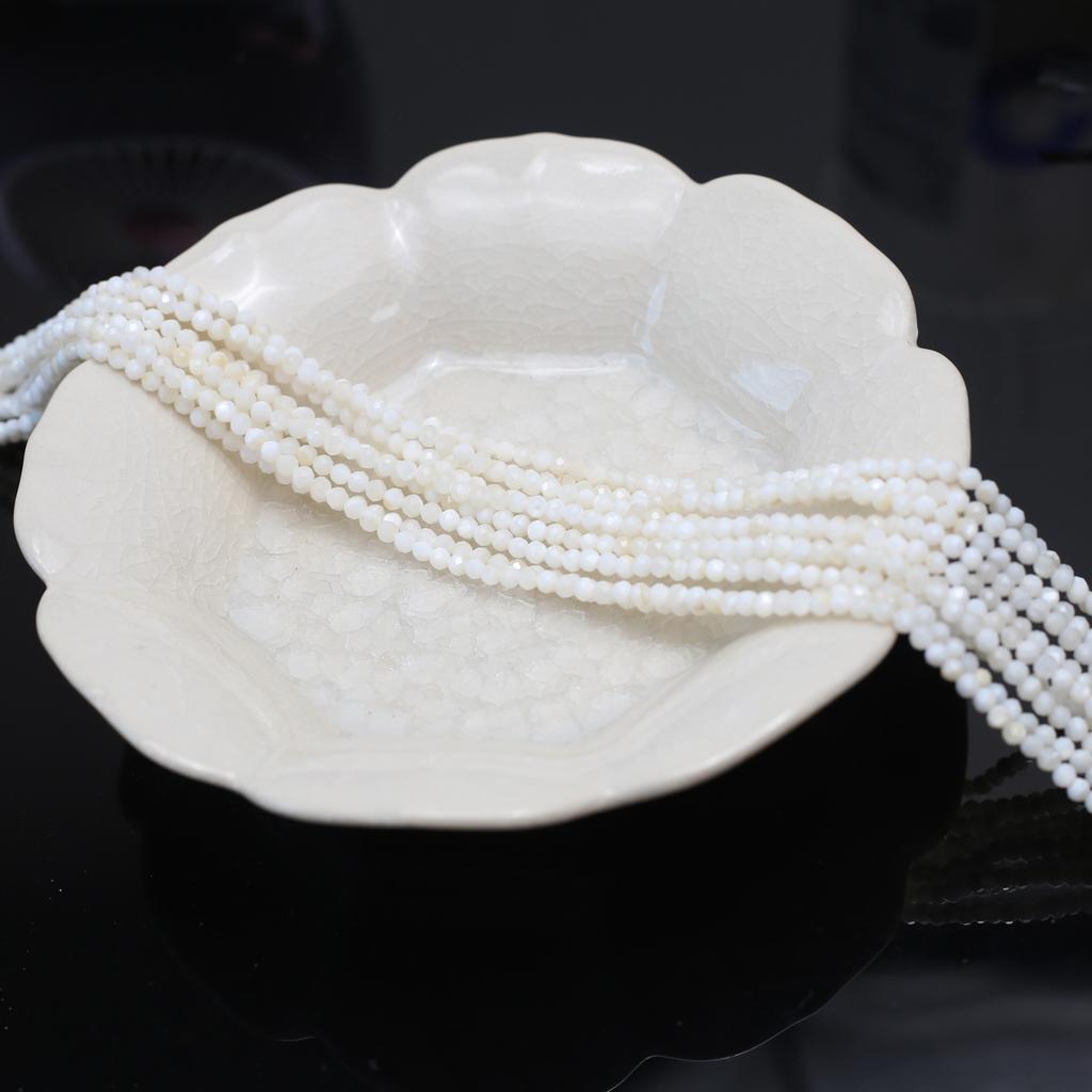 Přírodní sladkovodní mušlové korálky Bílé fasetované korálky 2-4mm Pro výrobu šperků DIY Náhrdelník Náramek Náušnice Doplněk Délka 38cm