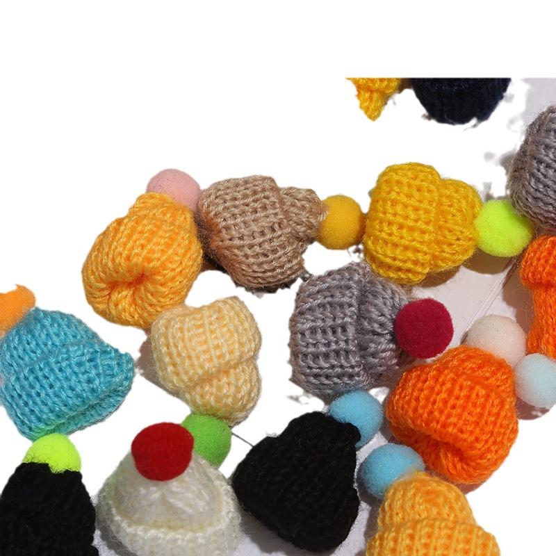 Ornament Pălărie Mini din Lână Tricotată cu Buline pentru Crăciun DIY.