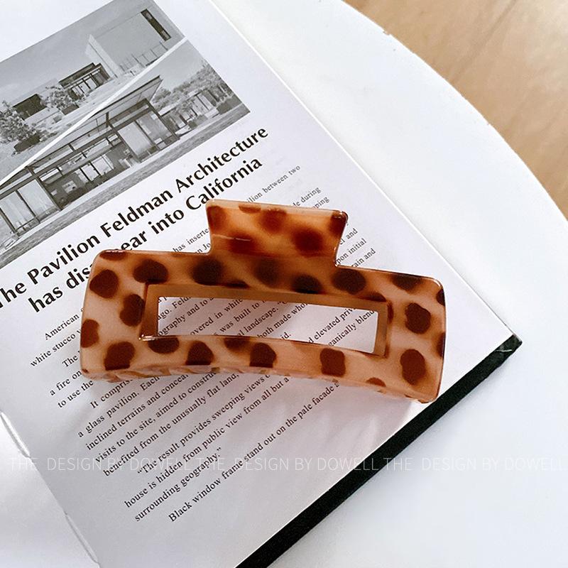 Beautifully Plastic Crafted Hair Claw Clips With Elegant Shapes And Vibrant Colors For Every Hairstyle Needs