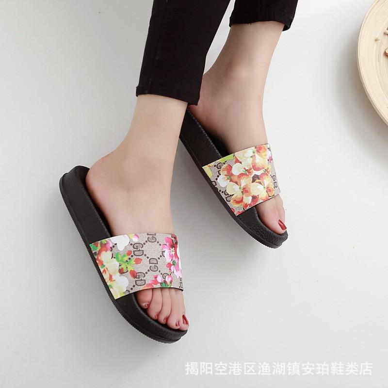 Summer new flat bottom one-word mop fashionable versatile thick soft bottom non-slip flower cloth leather beach cool slippers women's tide