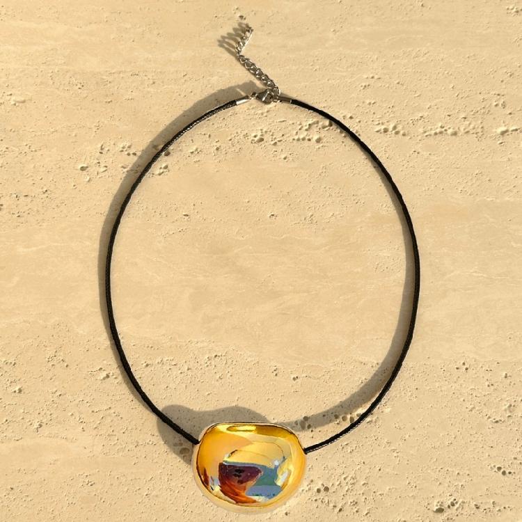 Modische Metall Oval Anhänger Halskette Damenmode Schlüsselbeinkette Schmuck Handgefertigt PU Lederkordel Halskette