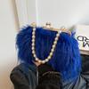 Geantă Satchel Elegantă din Blană Artificială cu Mâner de Perle Geantă de Seară Pufoasă și Moale Portofel de Damă la Modă Geantă de Mână Culoare Solidă cu Închidere Tip Kiss