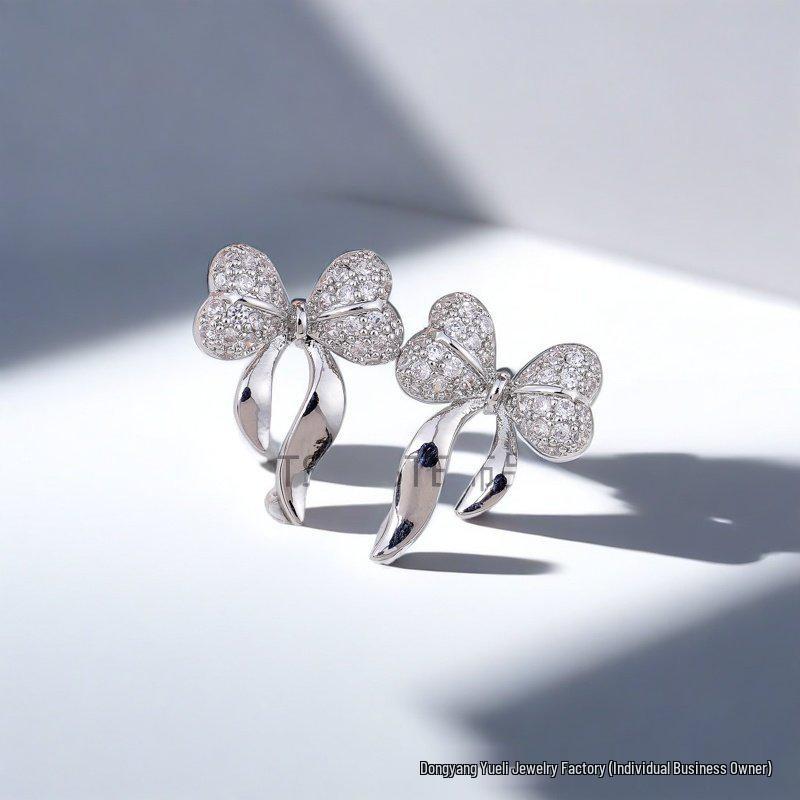 Copper-Plated Gold Bow Stud Earrings: Luxurious, Versatile, Non-Fading, Fashionable Jewelry for Women.