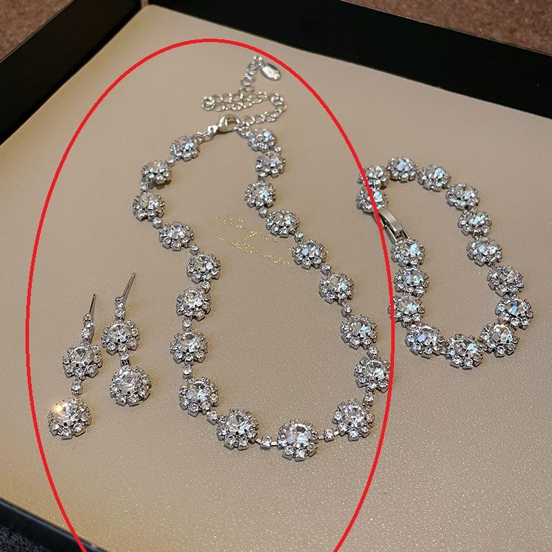 Diamond flower-shaped geometric necklace Korean ins sweet simple collarbone chain high-end versatile temperament jewelry