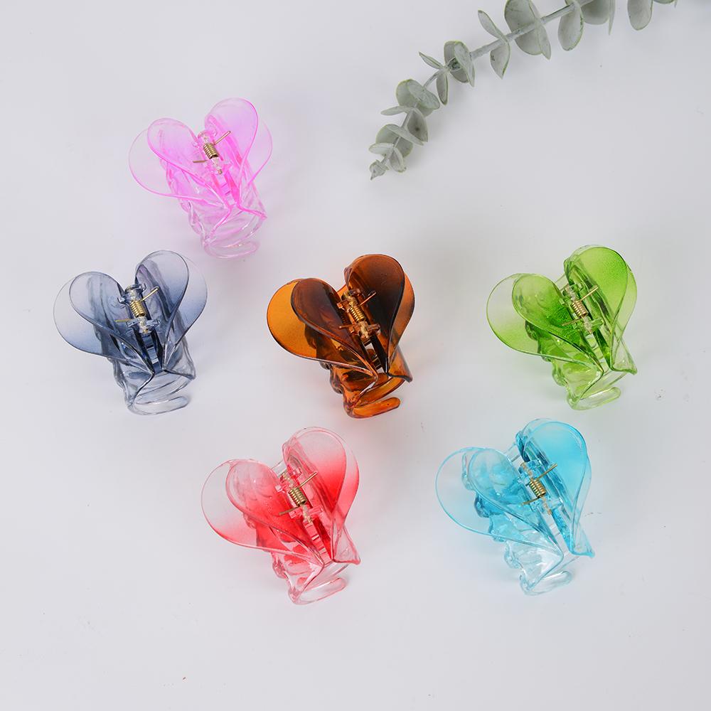 1pc Heart-shaped Hair Clip with a Three-dimensional Transparent Shark Clip for a Sweet Girl's Hair Styling