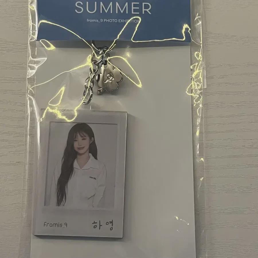 

(sealed) Fromis9 Exhibition Keyring Young