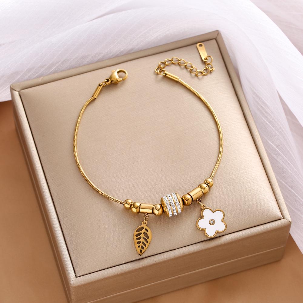 High-End Titanium Steel Four-Leaf Clover Bracelet with Shell Pendant – Durable, Fade-Resistant Design