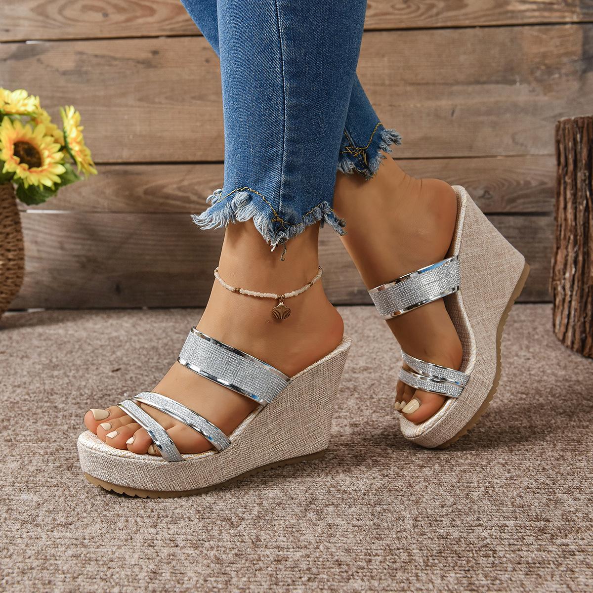 

2025 new European and American thick-bottomed slope heel casual beach fish mouth cool slippers large size foreign trade slope heel slippers women 40 серебряный