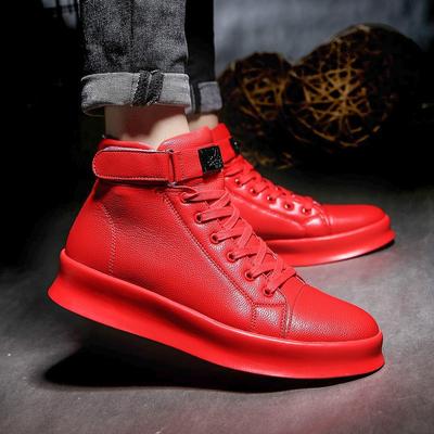 Sapatos de casal Sapatos vermelhos de ano estrangeiro Sapatos casuais de couro à prova d'água Sapatos masculinos Flat High Top Cor sólida Tênis vulcanizados