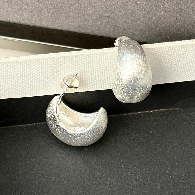 

S sterling silver needle brushed retro crescent earrings women s cold wind niche versatile high-end stud earrings