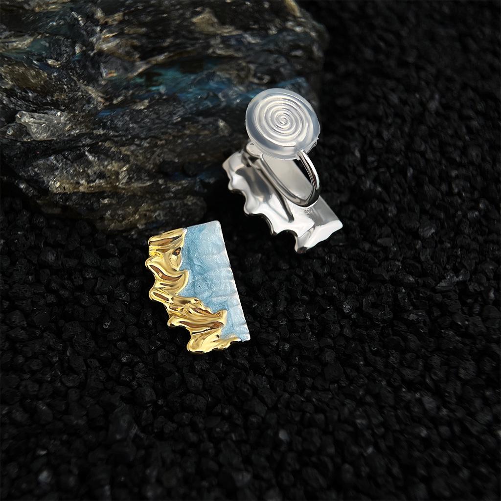 Серьги-пусеты  Синее море  из 18-каратного золота с градиентной эмалью в виде волны - Легкая роскошь