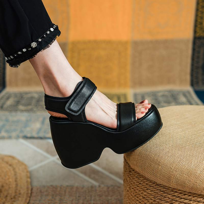 Krazing Pot Schaffell Peep Toe Dicke High Heels Plattform Sommerschuhe Hakenschlaufe Lässige wasserdichte Damensandalen