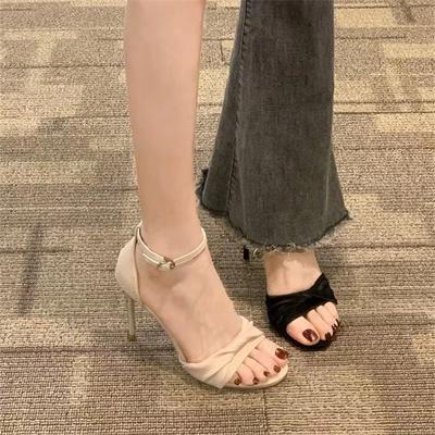 İnce topuklu sandaletler kadın 2025 ilkbahar ve yaz yeni çok yönlü Fransız mizaç küçük tek tokalı yüksek topuklu