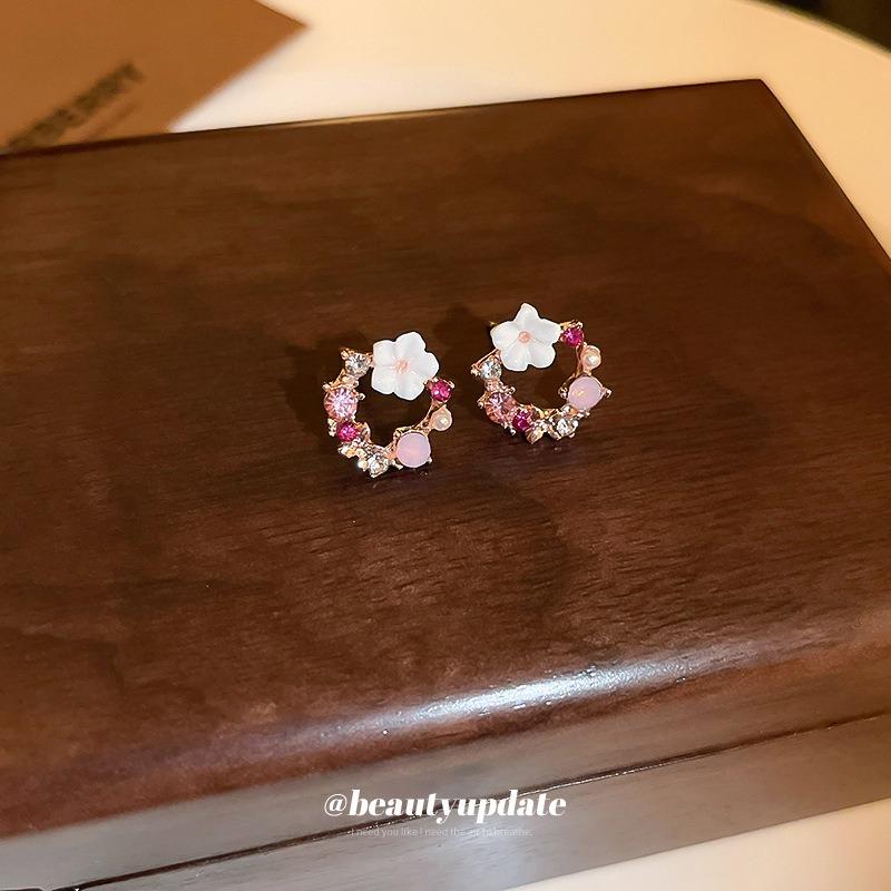 Super flash diamond-set hollow flower pearl earrings, simple personality, fresh and sweet earrings, fashionable versatile earrings wholesale