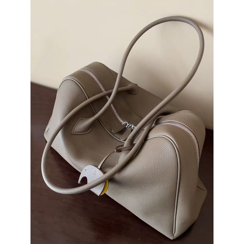 

Сумка-тоут из натуральной кожи большой вместимости женская 2025 новая легкая роскошная нишевая с передовым ощущением Tong Qin на плечо сумка-бостон Elephant Gray