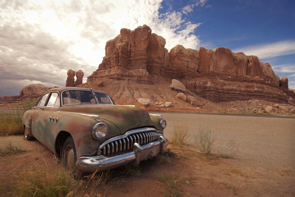 Photomural Old Car In The Desert Washable Fleece 416x254