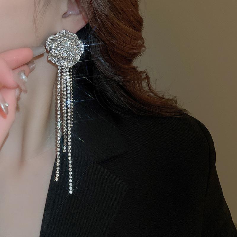 Minimalistisches Silbernadel Diamantbesetztes Blume Quasten Schmuckset - Halskette & Ohrringe