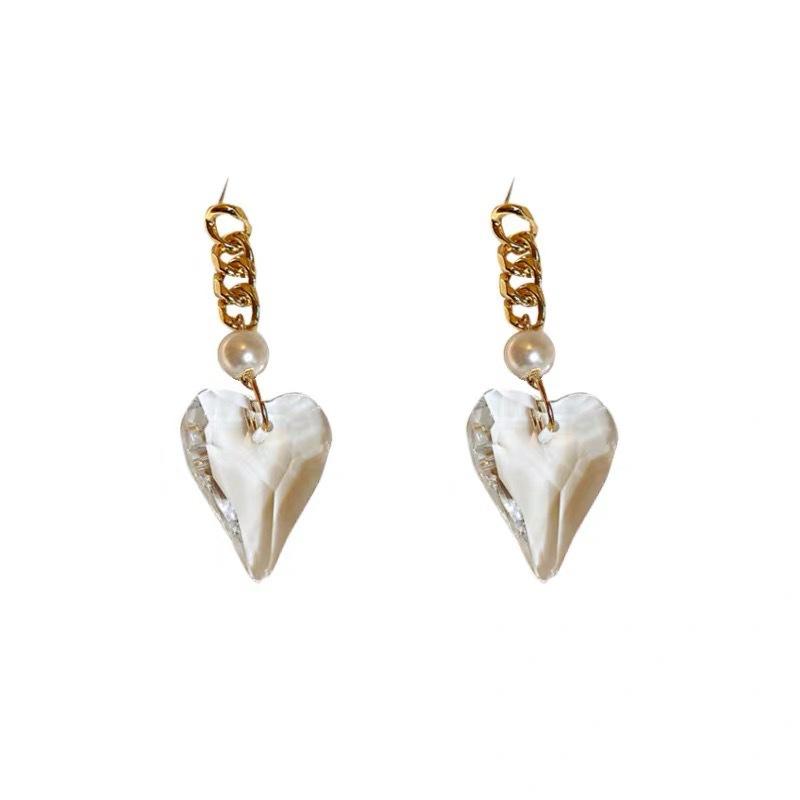 Light Luxury Temperament Design Sense Love Earrings Women's New Stud Earrings Retro High-end Sense Versatile Trendy Earrings