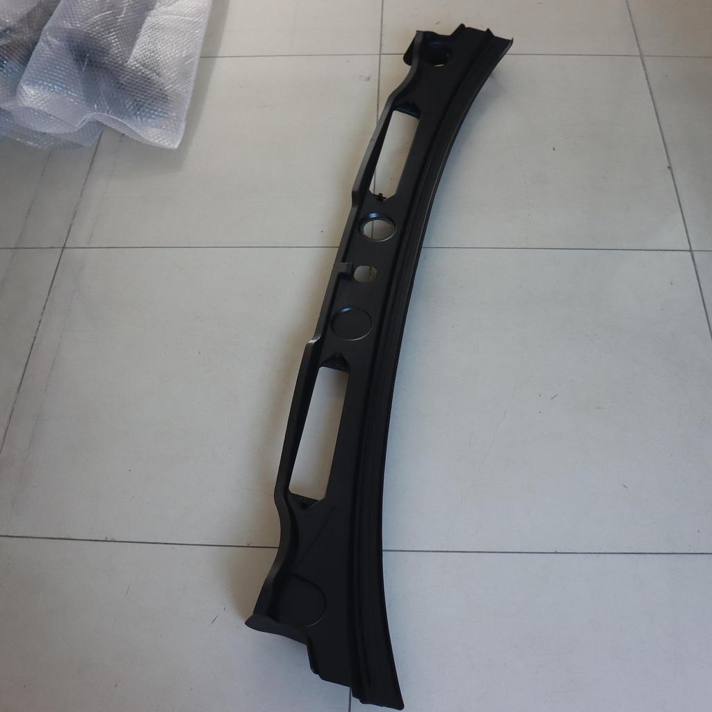 BMW E84 X1 Front Windshield Frame and Wiper Panel Cover (Part: 51712990023)