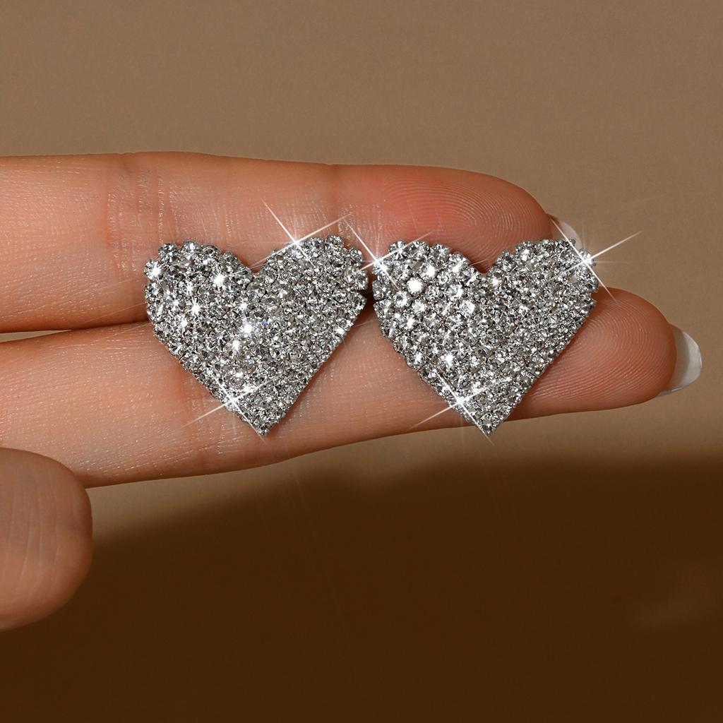 Fashionable heart-shaped earrings with a high-end feel, simple and versatile, light luxury and cool style earrings for women