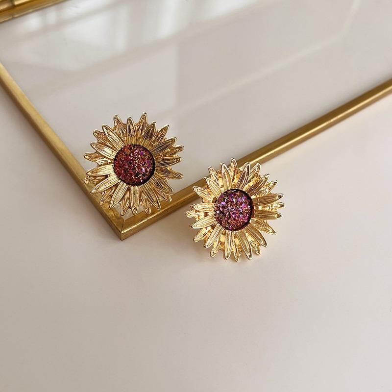 Retro fashion oil-dripping earrings niche temperament medieval style earrings personality high-end pearl earrings