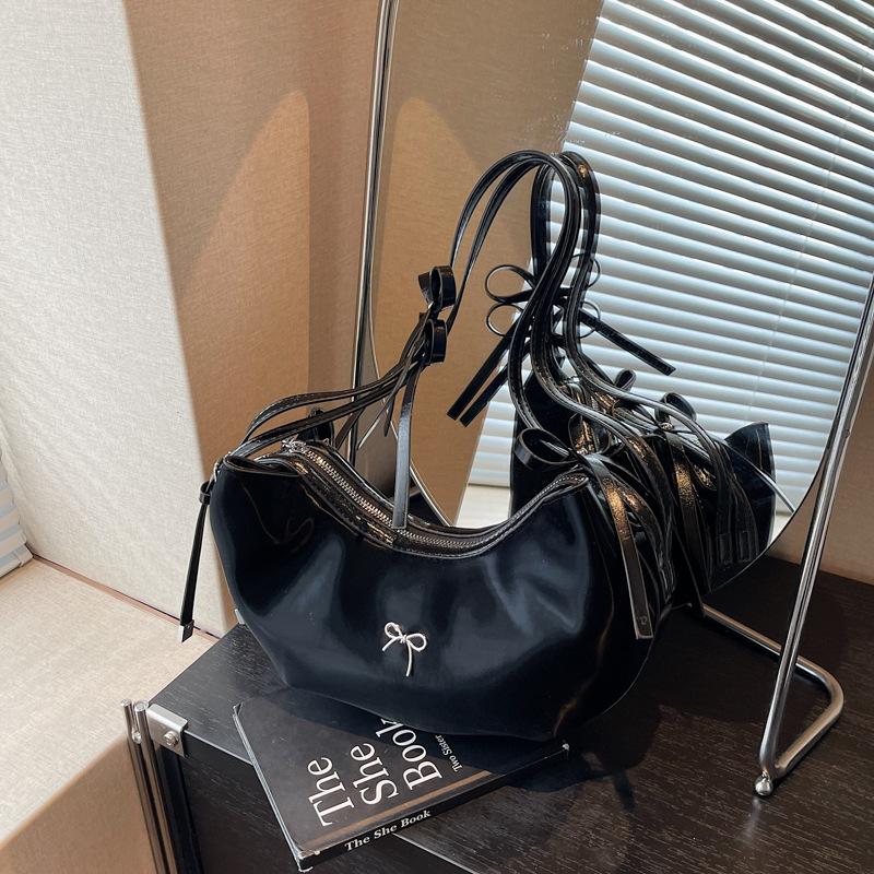 

Large capacity bag women s summer new niche design pleated shoulder bag casual commuter dumpling bag чорний