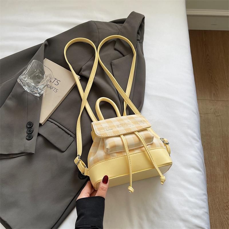 

Vintage college style backpack women s 2025 summer new Korean contrasting color fashion backpack portable bucket bag tide жовтий