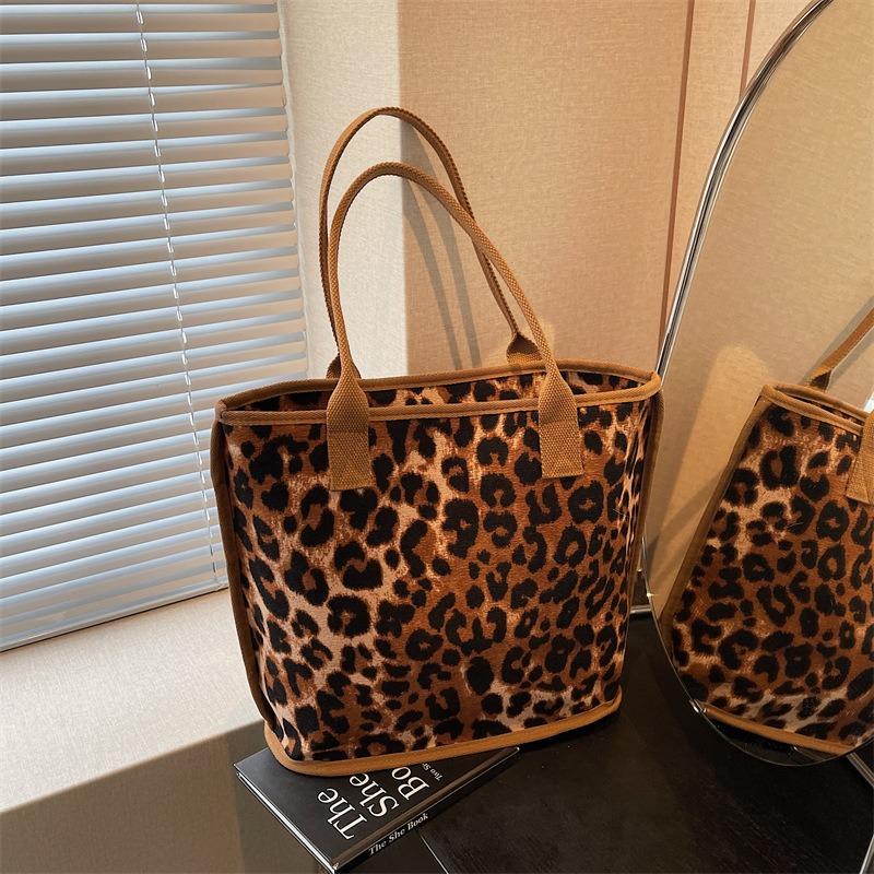 

Нишевая повседневная текстурная сумка большой вместимости весна и лето новый тренд женская наплечная сумка-тоут коричневый