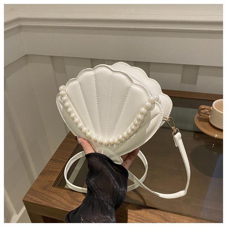 

Трендовая осенняя женская сумка кроссбоди в корейском стиле с тиснением в виде ракушки белый