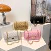Koreanische Version der modischen Umhängetasche 2024 Frühjahr und Sommer neue Diamantkette einfache lässige Textur Crossbody Achselhöhle kleine quadratische Tasche